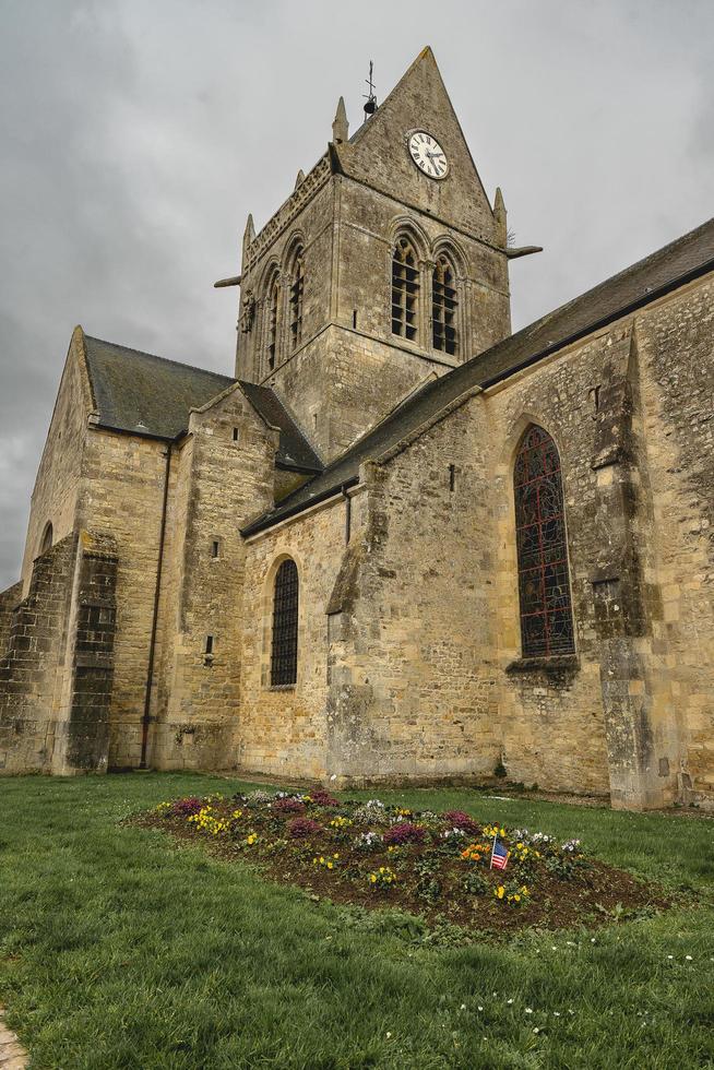 le église de Saint simple anglais. étaient le parachutiste John acier de le 82e aéroporté a atterri sur le la tour de le église. la Normandie France 6 februari 2023 photo