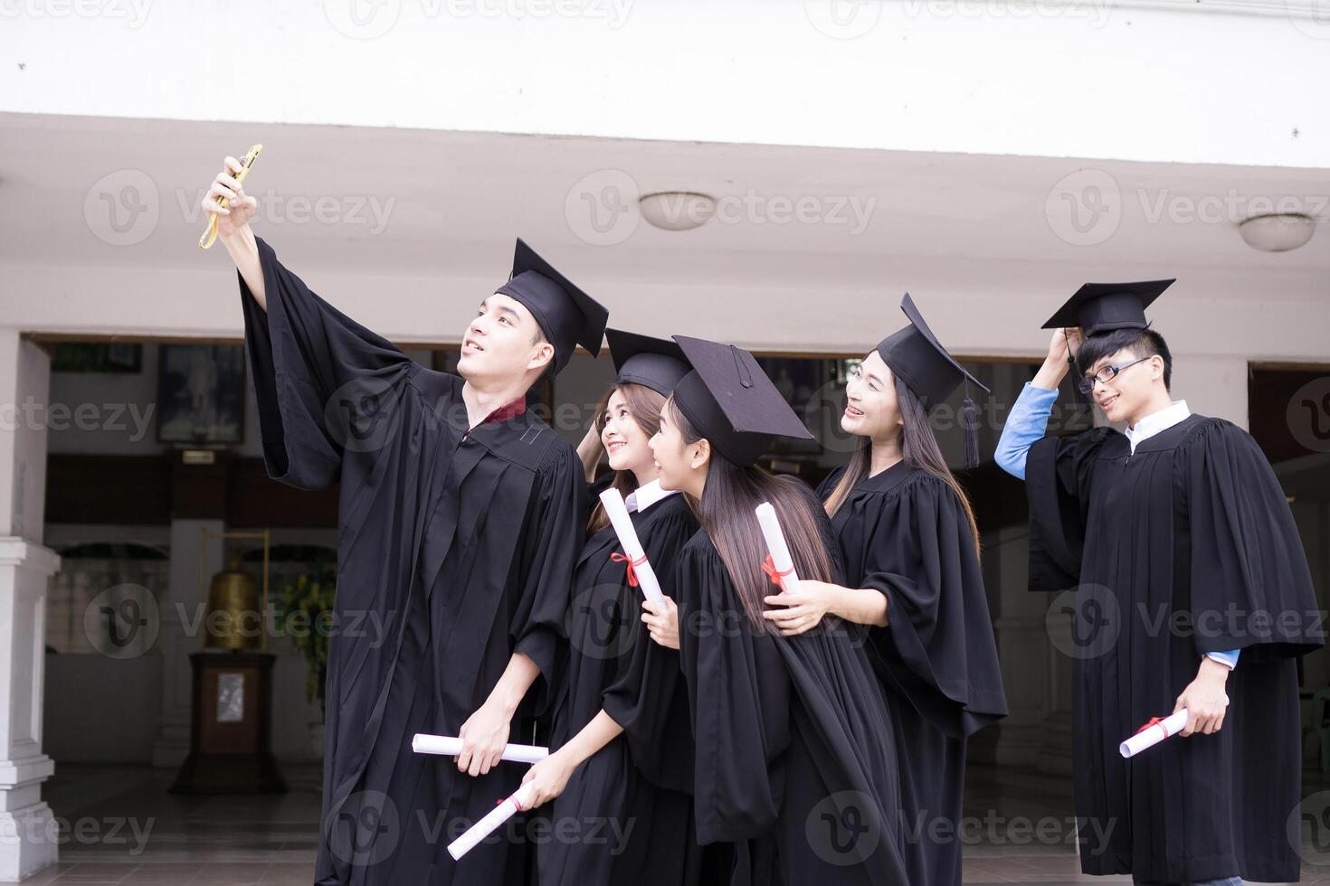 diplômé élèves portant casquette et robe photo