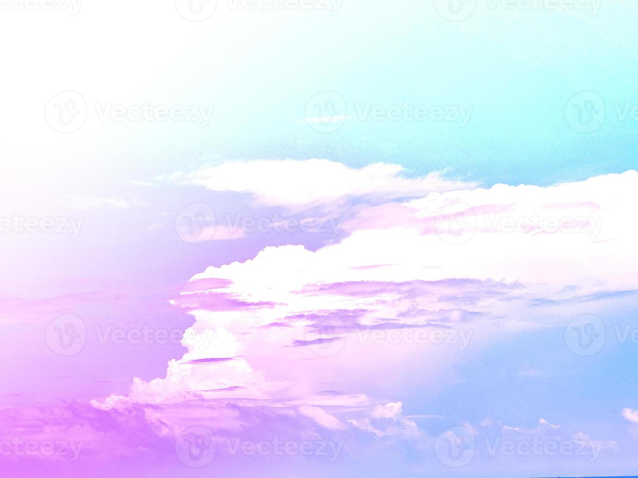 beauté sucré pastel bleu violet coloré avec duveteux des nuages sur ciel. multi Couleur arc en ciel image. abstrait fantaisie croissance lumière photo