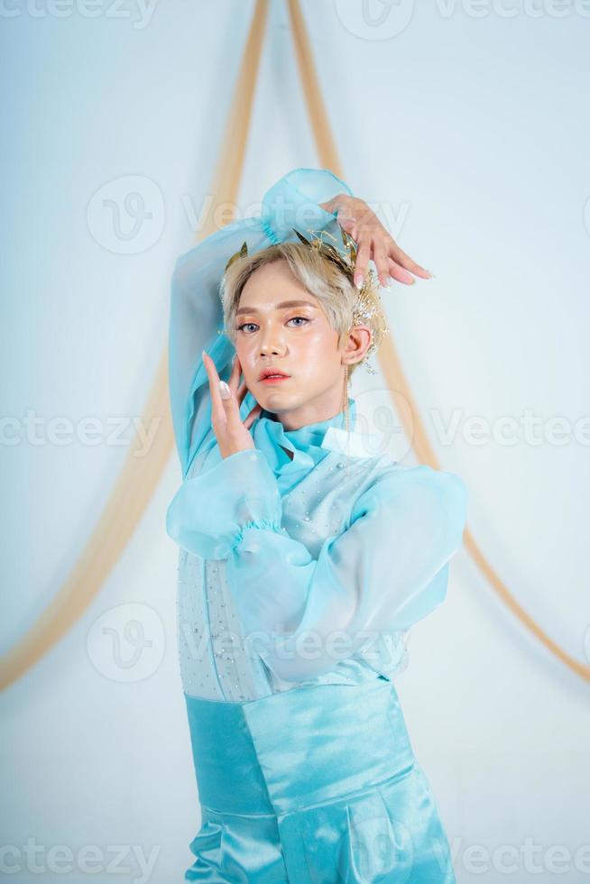une Princesse avec une bleu robe et blond cheveux posant très magnifiquement photo