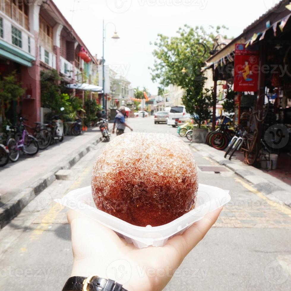 une cuisine photo de une femme avec rasé la glace