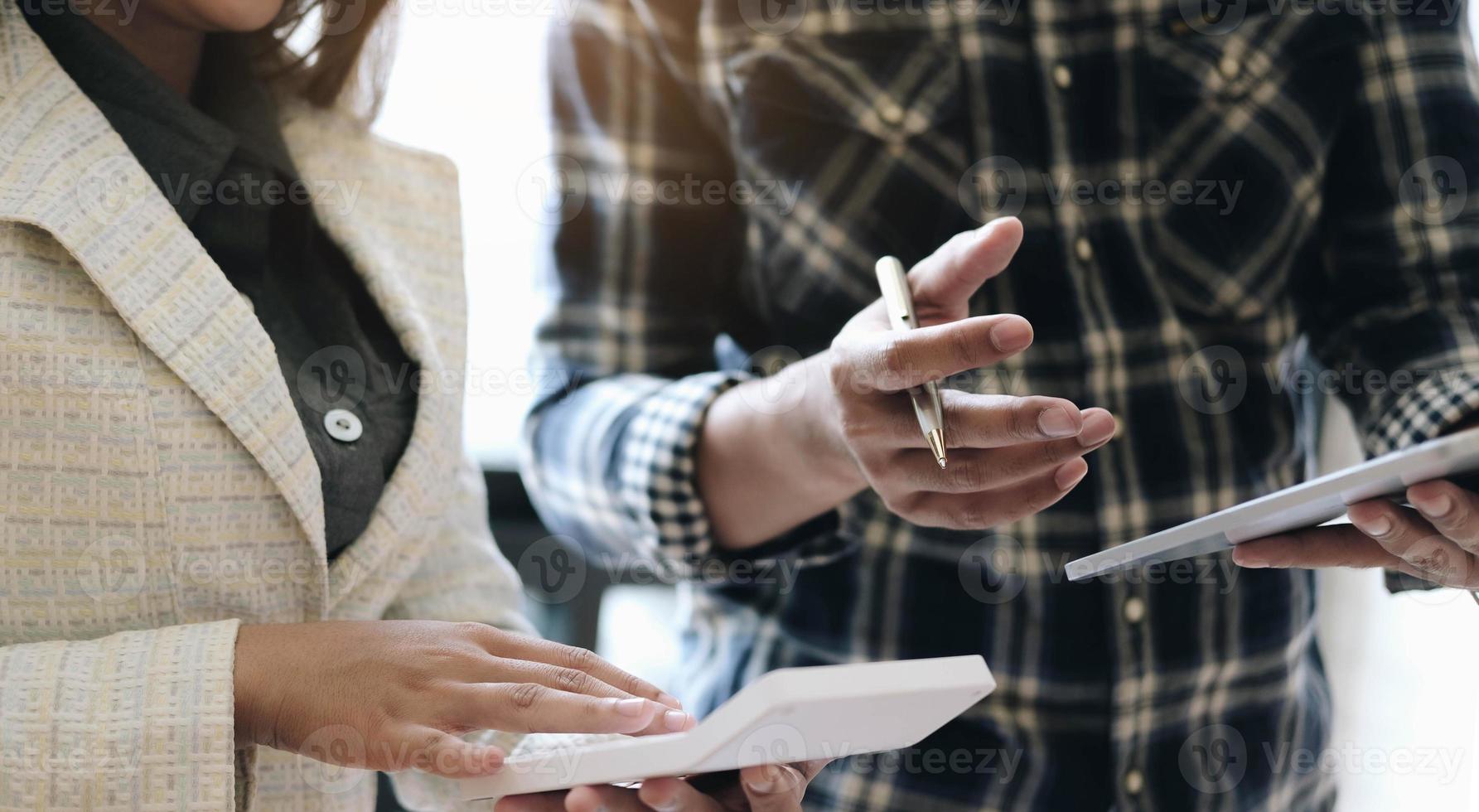 gros plan de deux professionnels photo