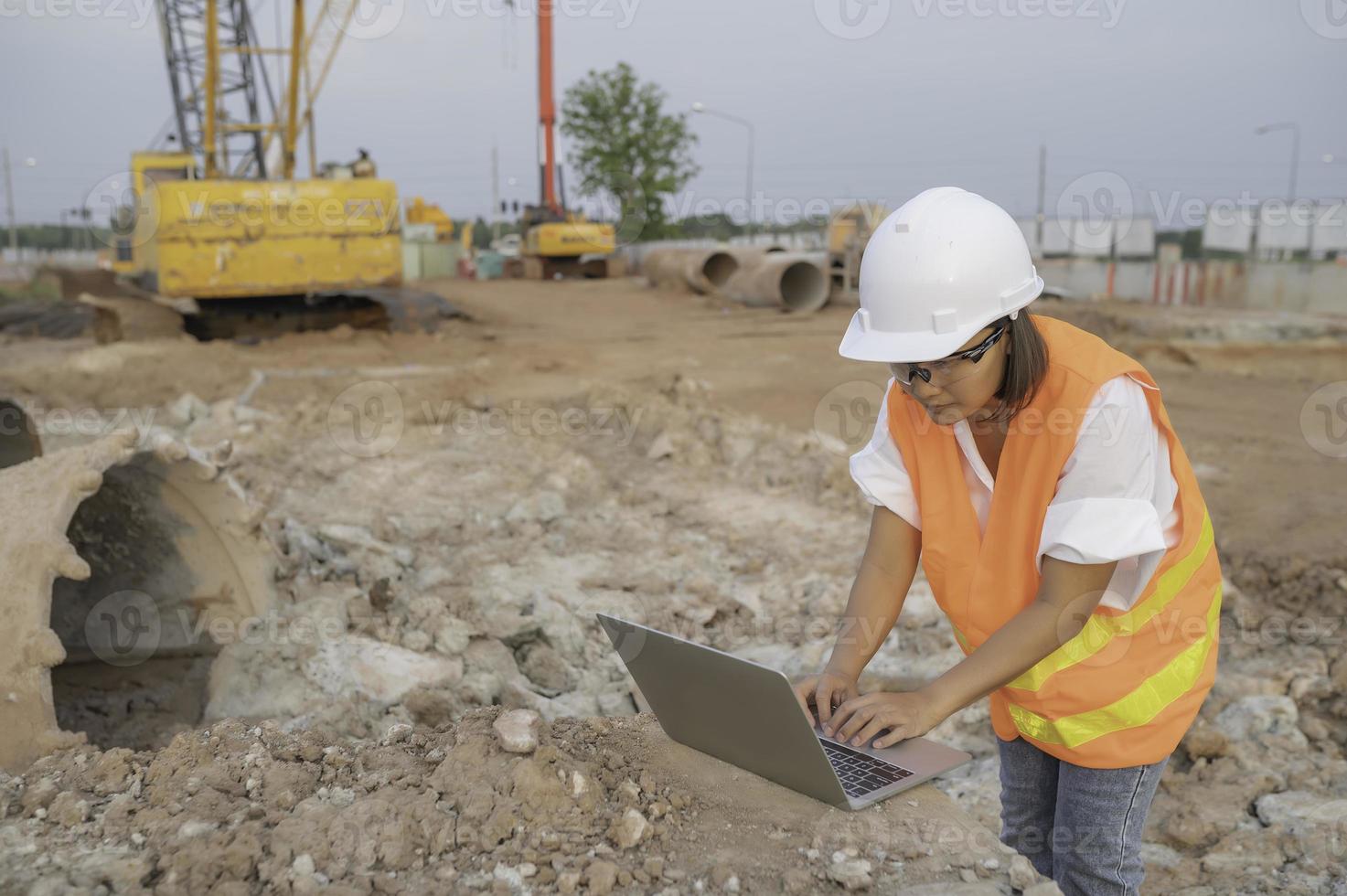 civil ingénieurs travail à une construction chantier, le entreprise directeur supervise le route construction. photo