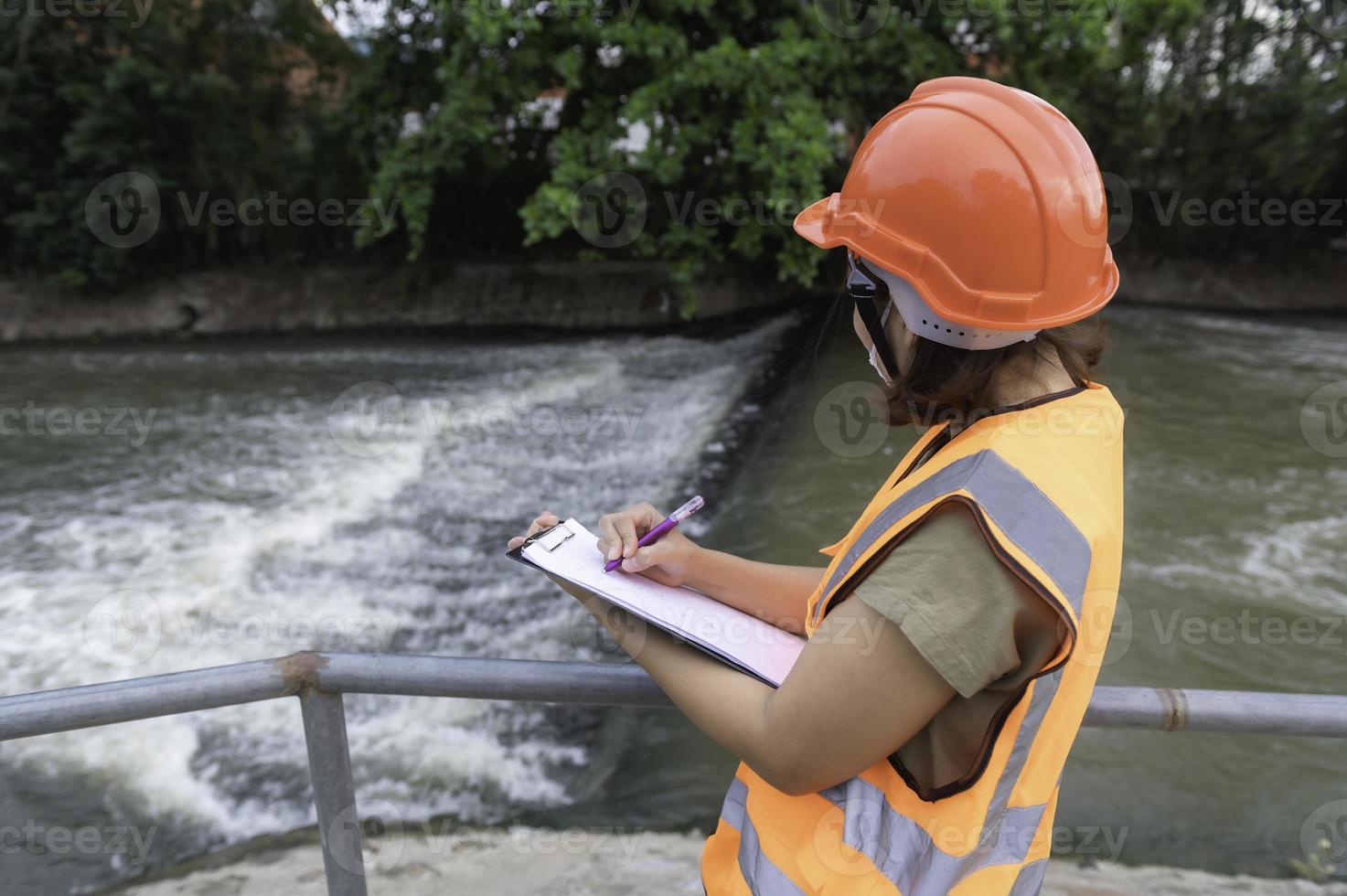 un Avancée électrique ingénieur inspecte le électrique système de le aqueduc, entretien techniciens pour le contrôle système de le Eaux usées traitement système photo