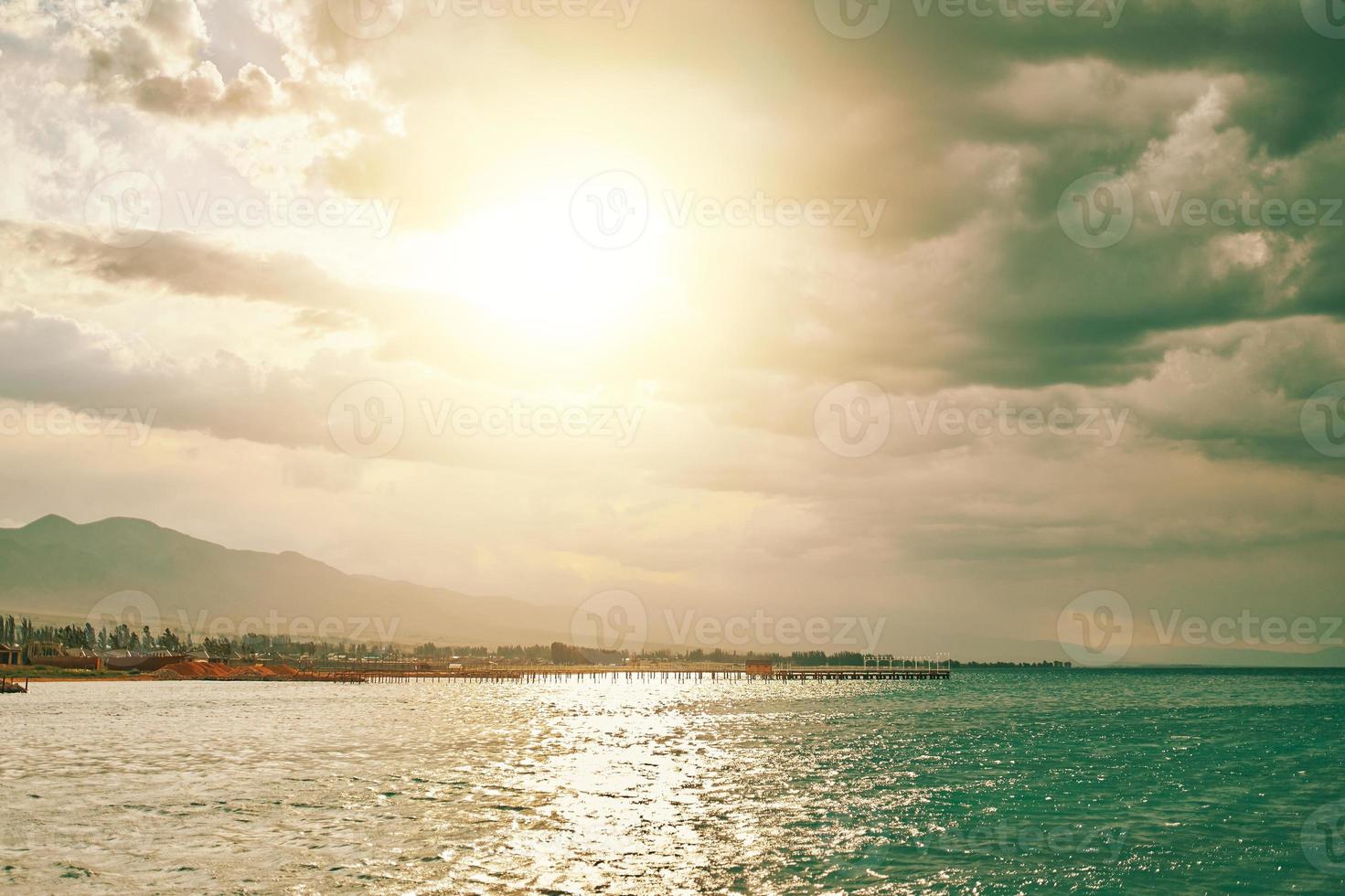 soleil du soir sur un océan bleu photo