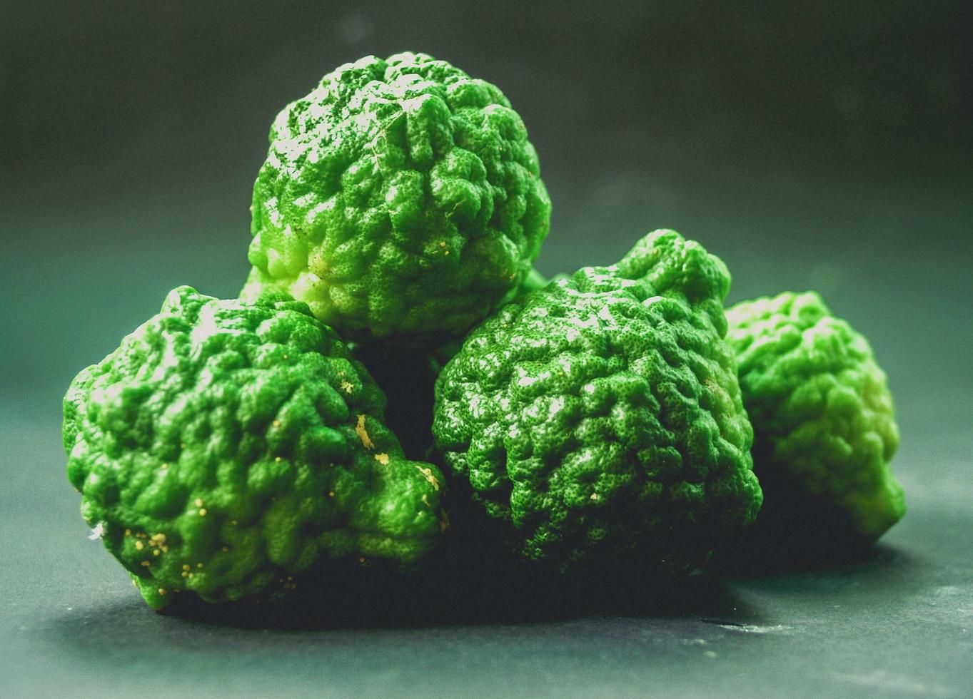 Fruits de bergamote dans un fond vert photo