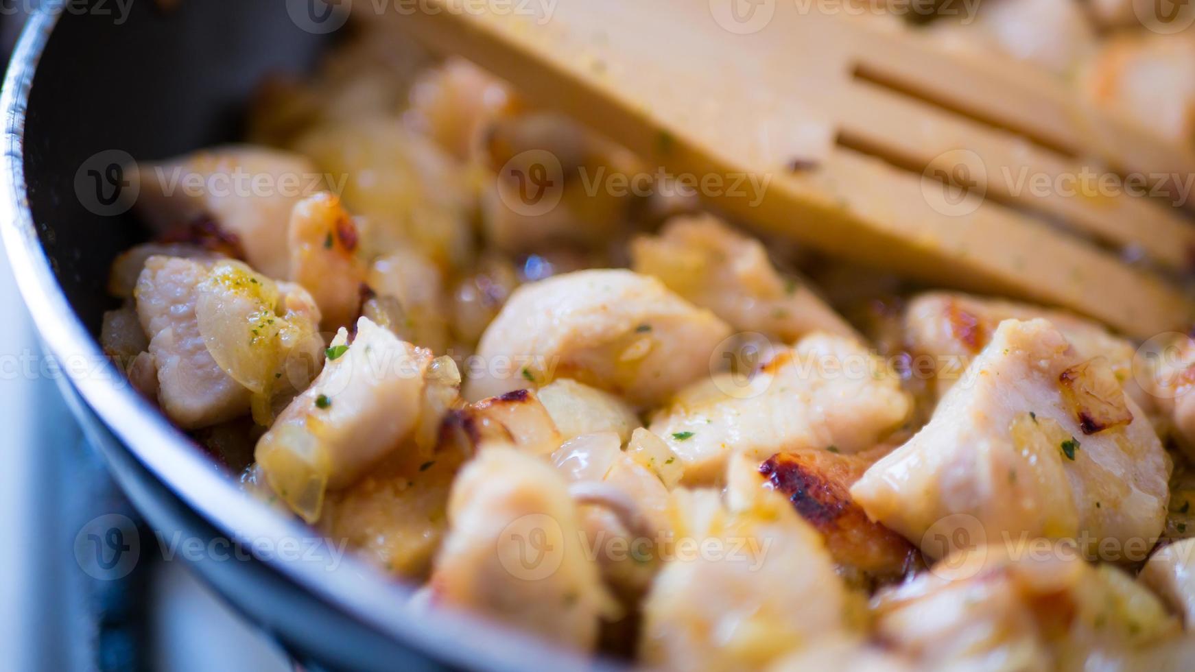 poulet dans une casserole photo