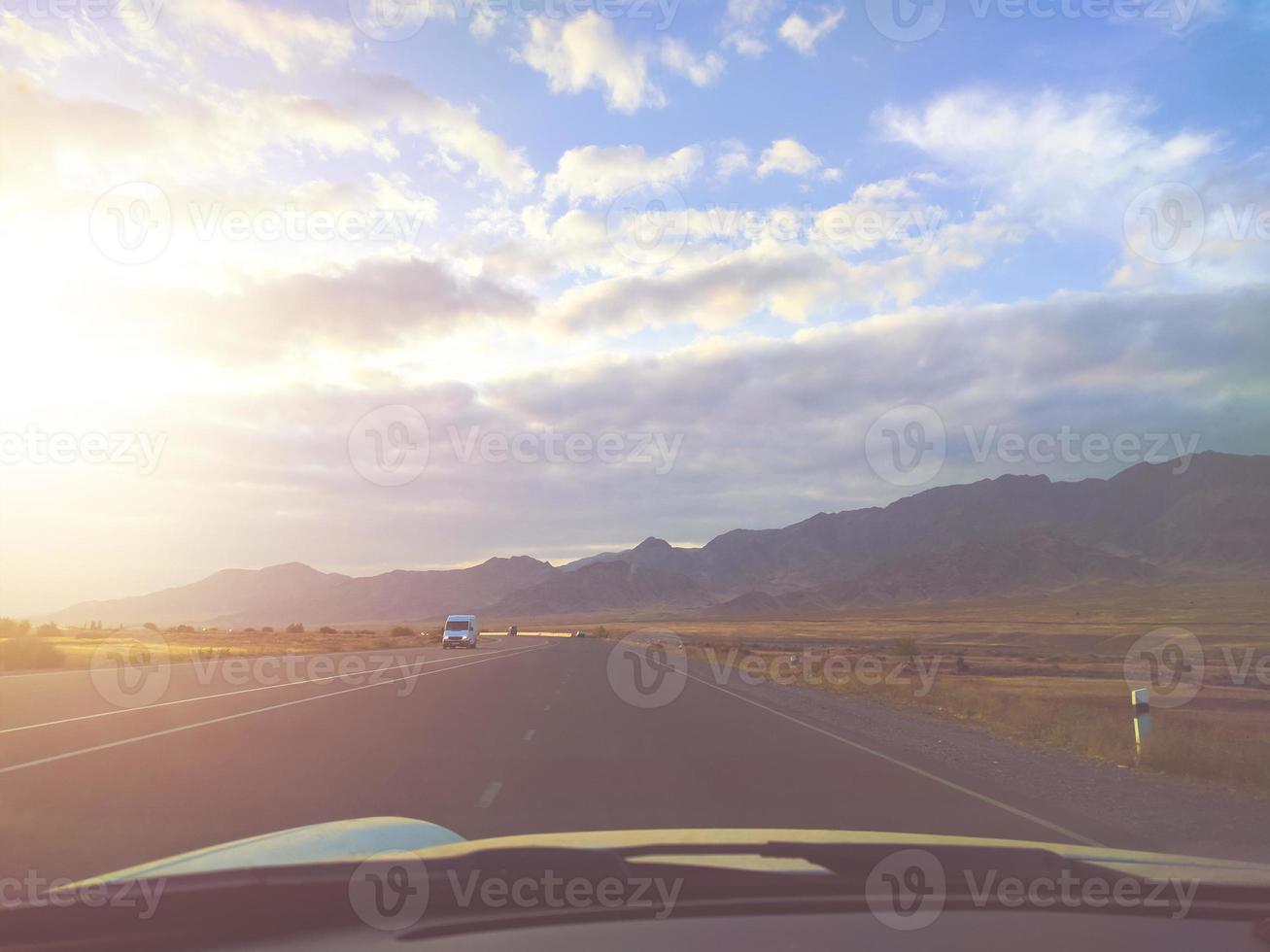 perspective de voyage sur la route depuis une voiture photo