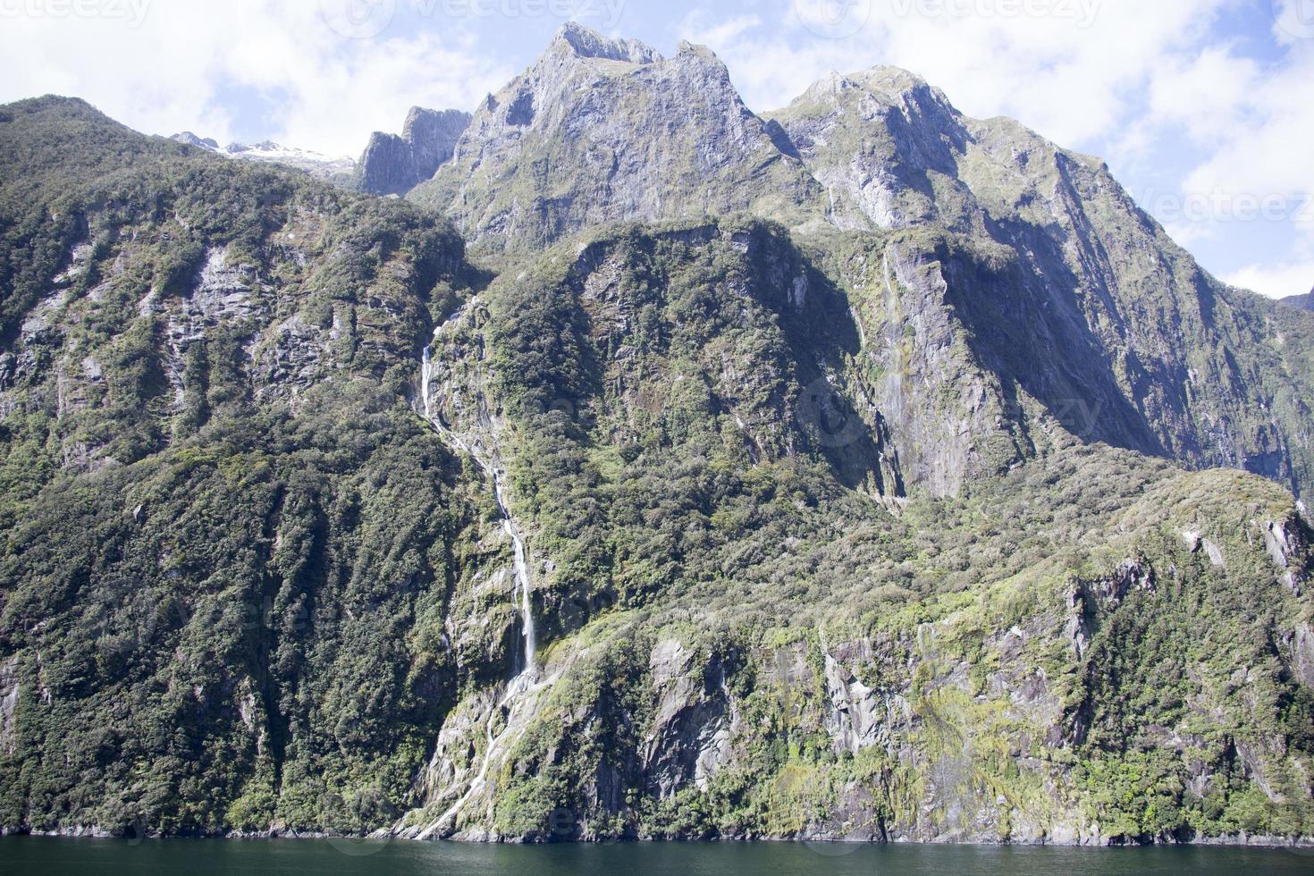 Fiordland nationale parc raide Montagne avec une cascade photo