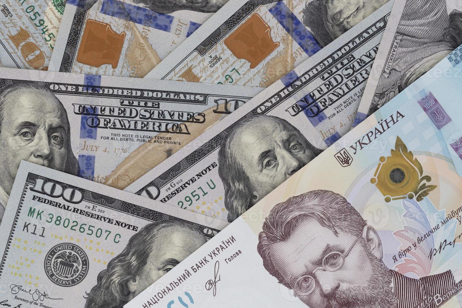 un mille ukrainien hrivnya billet de banque mensonge sur tas de dollars photo