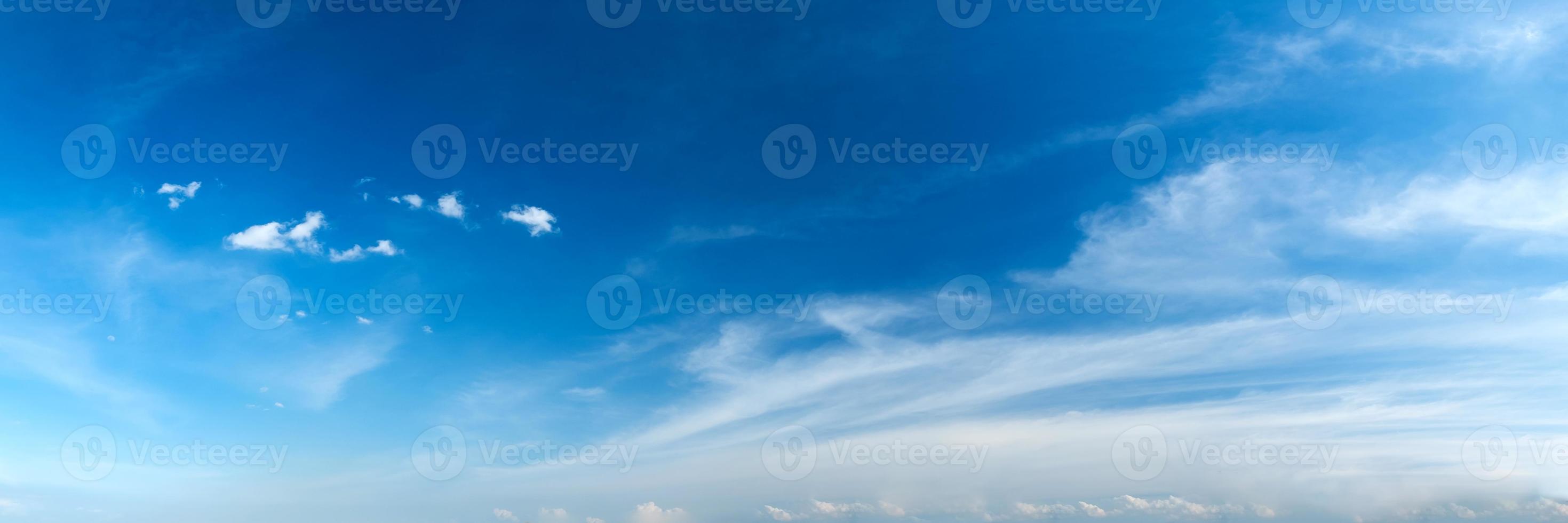 ciel panoramique avec des nuages par une journée ensoleillée. beau nuage de cirrus. photo