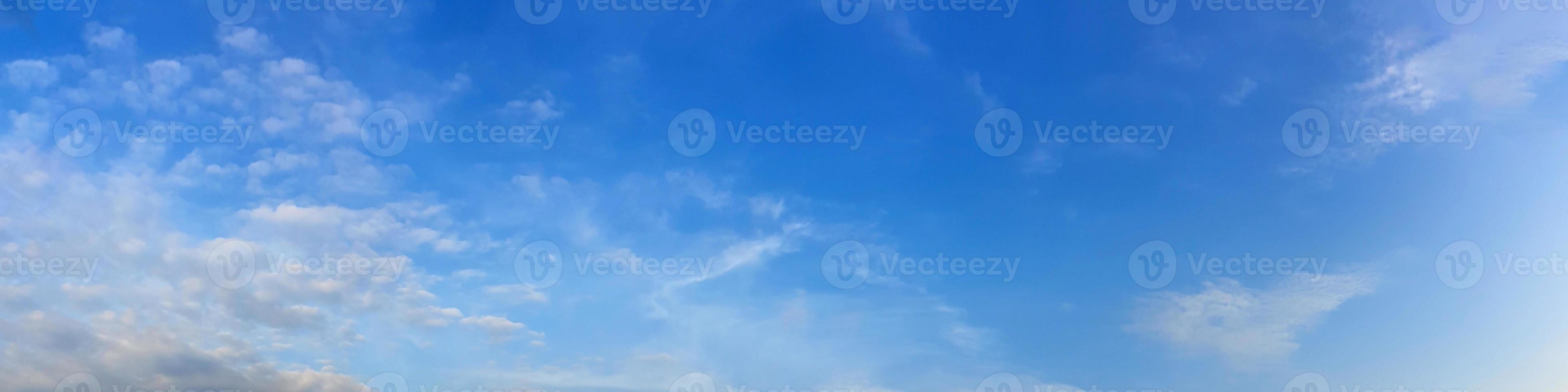 ciel panoramique avec des nuages par une journée ensoleillée. beau nuage de cirrus. photo