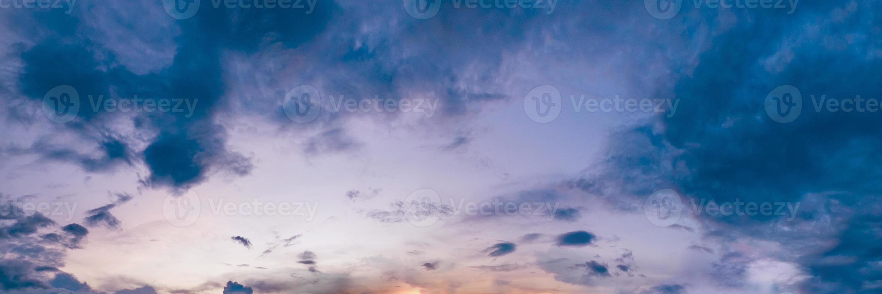 ciel panoramique spectaculaire avec des nuages sur l'heure du lever et du coucher du soleil. image panoramique. photo