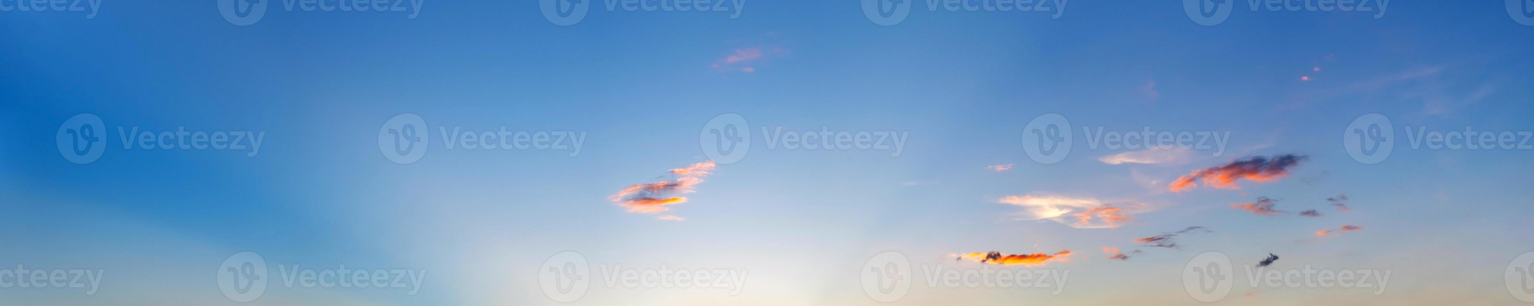 ciel panoramique spectaculaire avec des nuages sur l'heure du lever et du coucher du soleil. image panoramique. photo