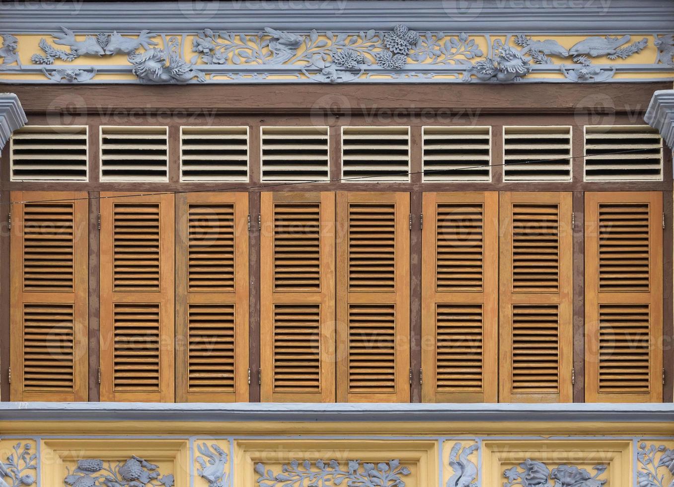 fenêtres en bois anciennes sur un bâtiment ancien. éléments architecturaux. photo