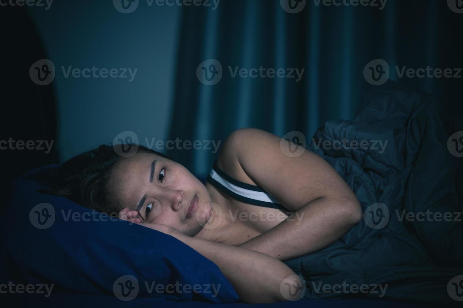 asiatique femmes avoir une haute préoccupation cette est Pourquoi elle ne peut pas dormir.avoir stress de travail photo