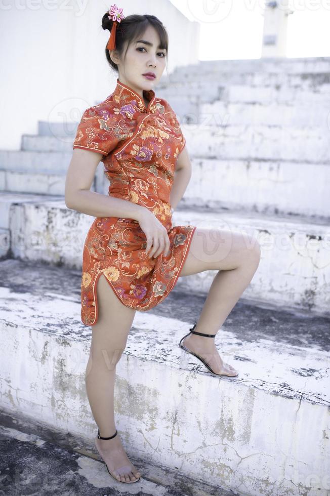 portrait magnifique asiatique femme dans cheongsam robe, thaïlande gens, heureux chinois Nouveau année concept, heureux asiatique Dame dans chinois traditionnel robe photo