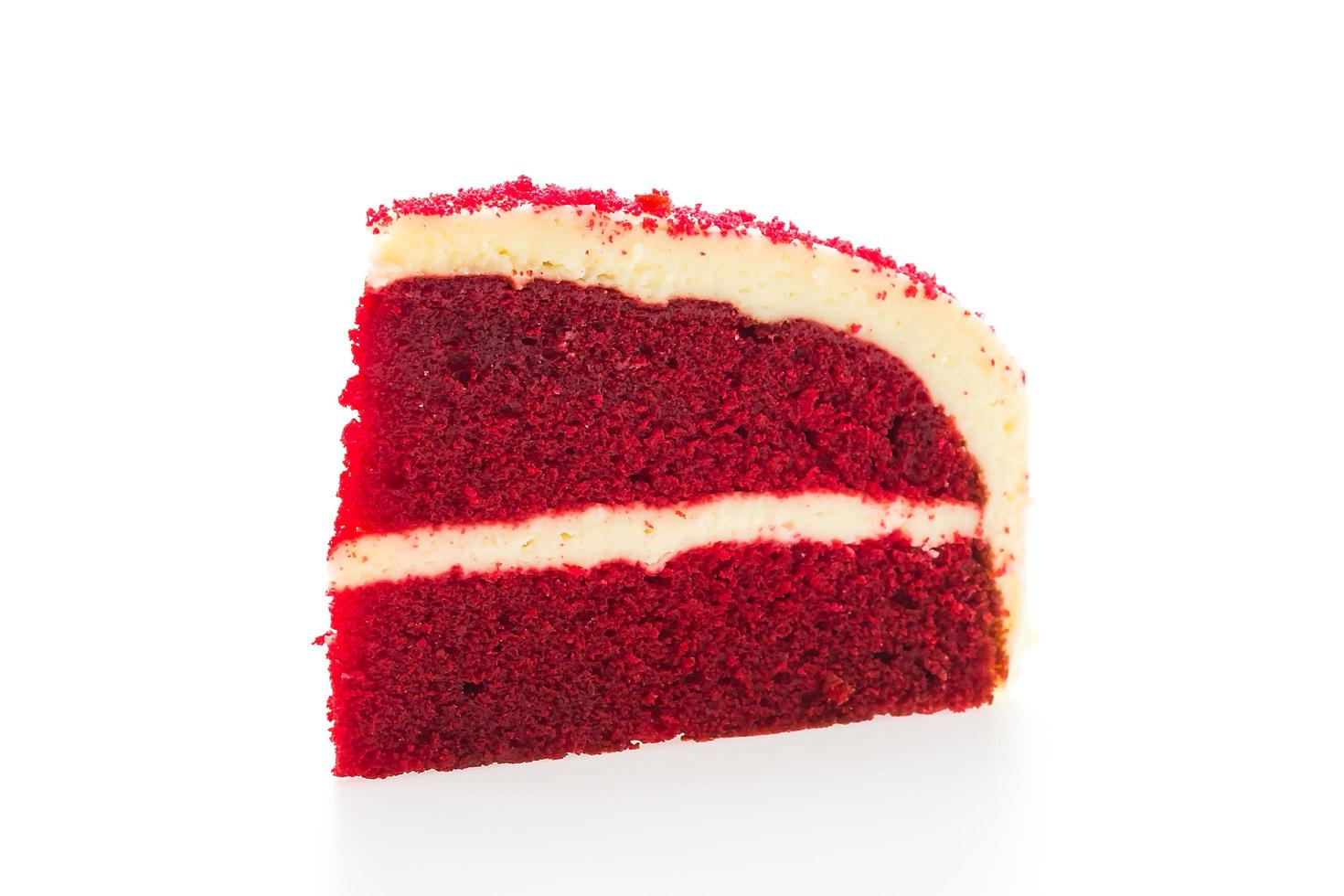 Gâteau de velours rouge isolé sur fond blanc photo
