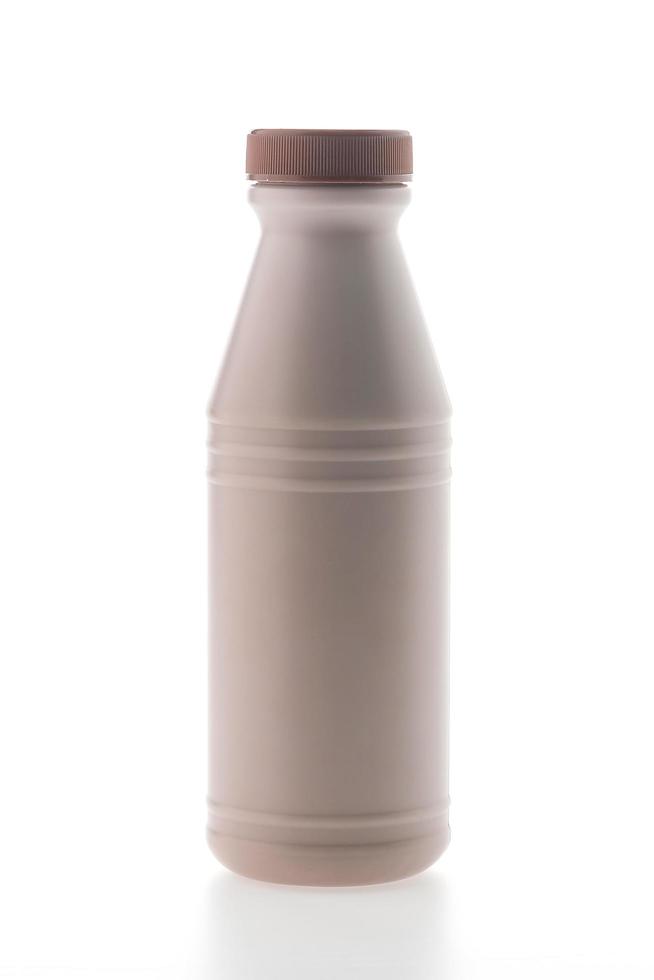 Bouteille de lait au chocolat isolé sur blanc photo