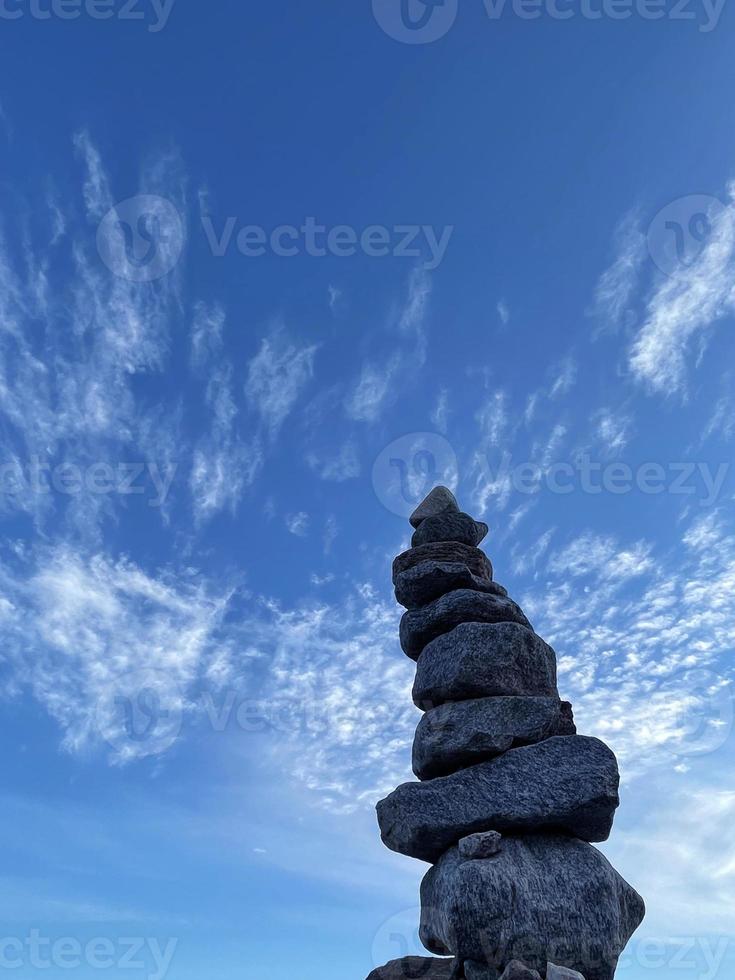 pyramide de des pierres contre le ciel, le concept de équilibre. photo