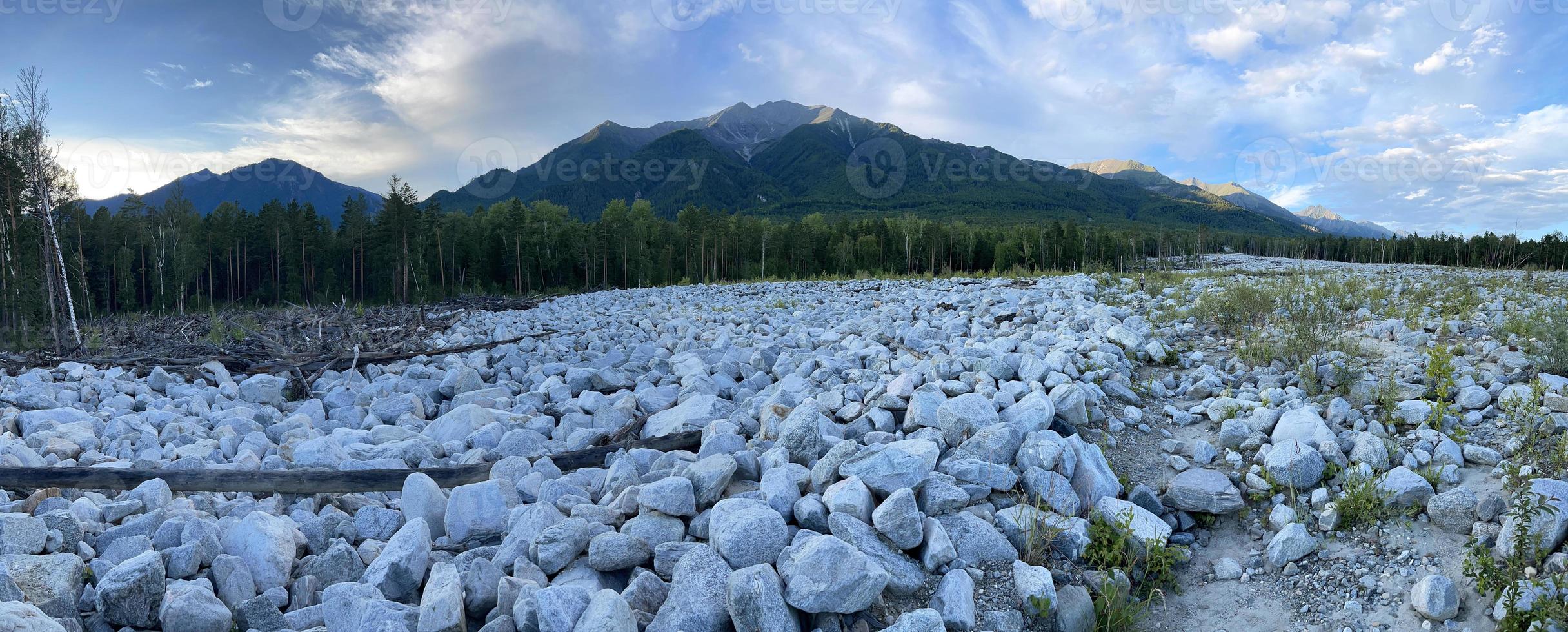 pierre rivière à le endroit de coulée de boue, sayan, Russie photo