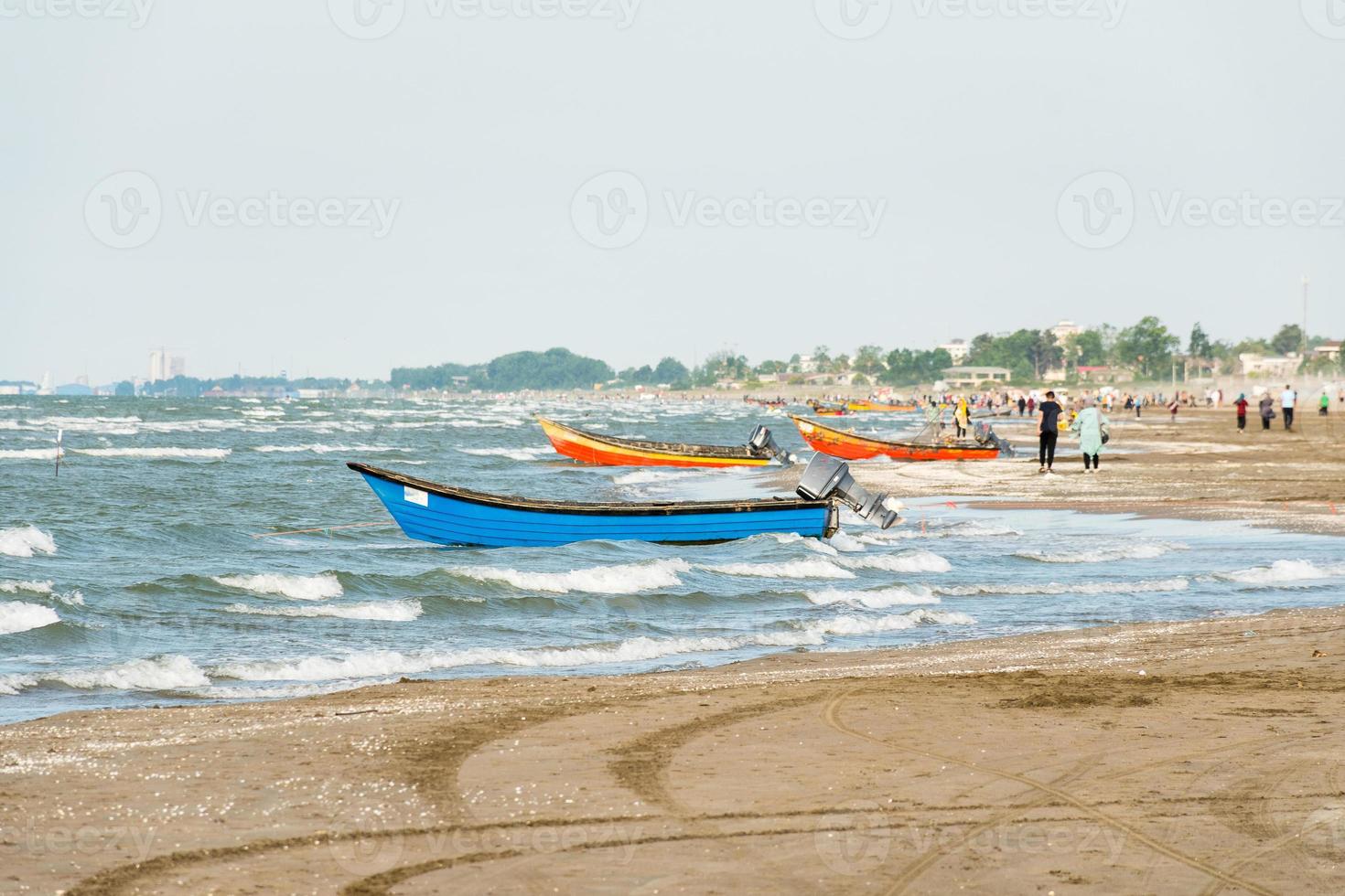 traditionnel iranien coloré en bois moteur bateaux sur Caspienne mer rive dans bandar anzali plage, Nord l'Iran, Gilan Province photo