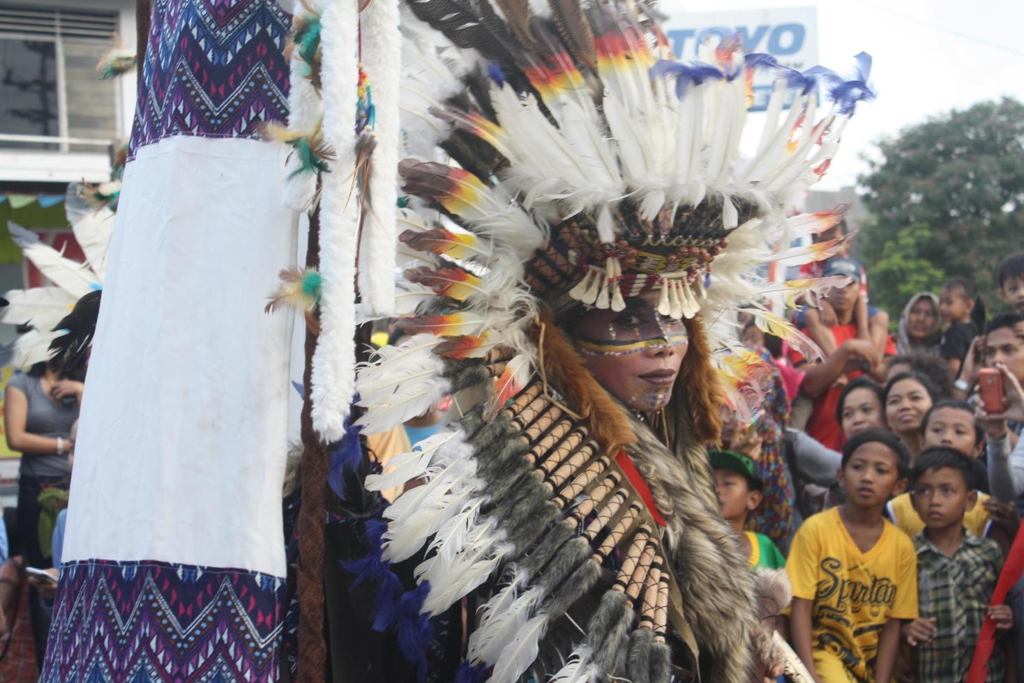 jember, jawa Timour, Indonésie - août 25, 2015 jember mode carnaval les participants sont donnant leur meilleur performance avec leur costumes et expressions pendant le événement, sélectif se concentrer. photo