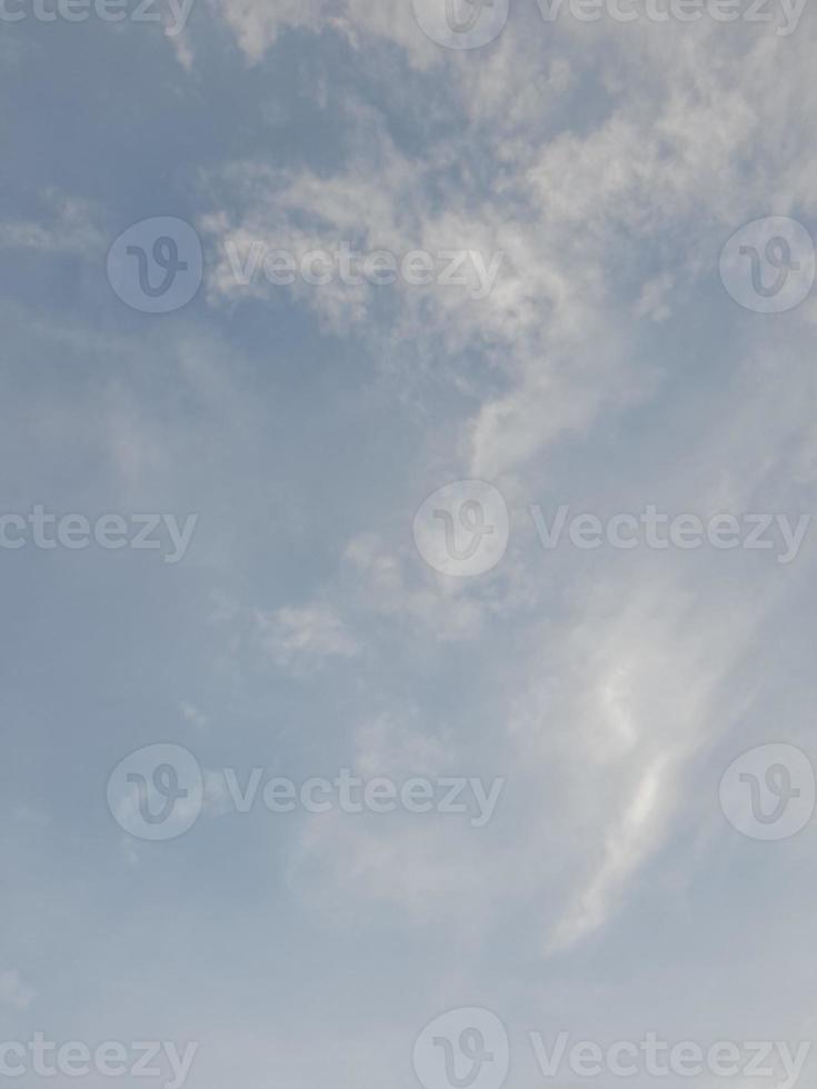 magnifique des nuages sur Profond bleu ciel Contexte. grand brillant doux duveteux des nuages sont couverture le tout bleu ciel. photo