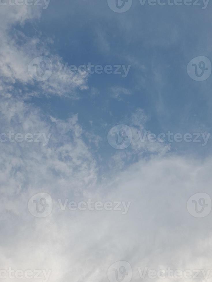 magnifique des nuages sur Profond bleu ciel Contexte. grand brillant doux duveteux des nuages sont couverture le tout bleu ciel. photo