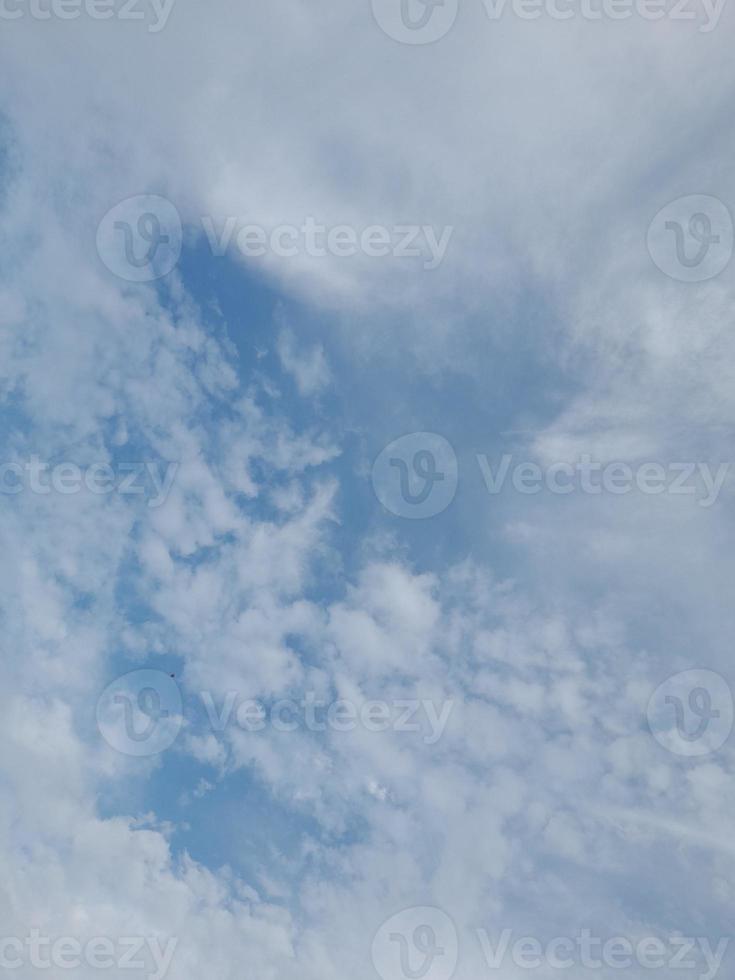 magnifique des nuages sur Profond bleu ciel Contexte. grand brillant doux duveteux des nuages sont couverture le tout bleu ciel. photo