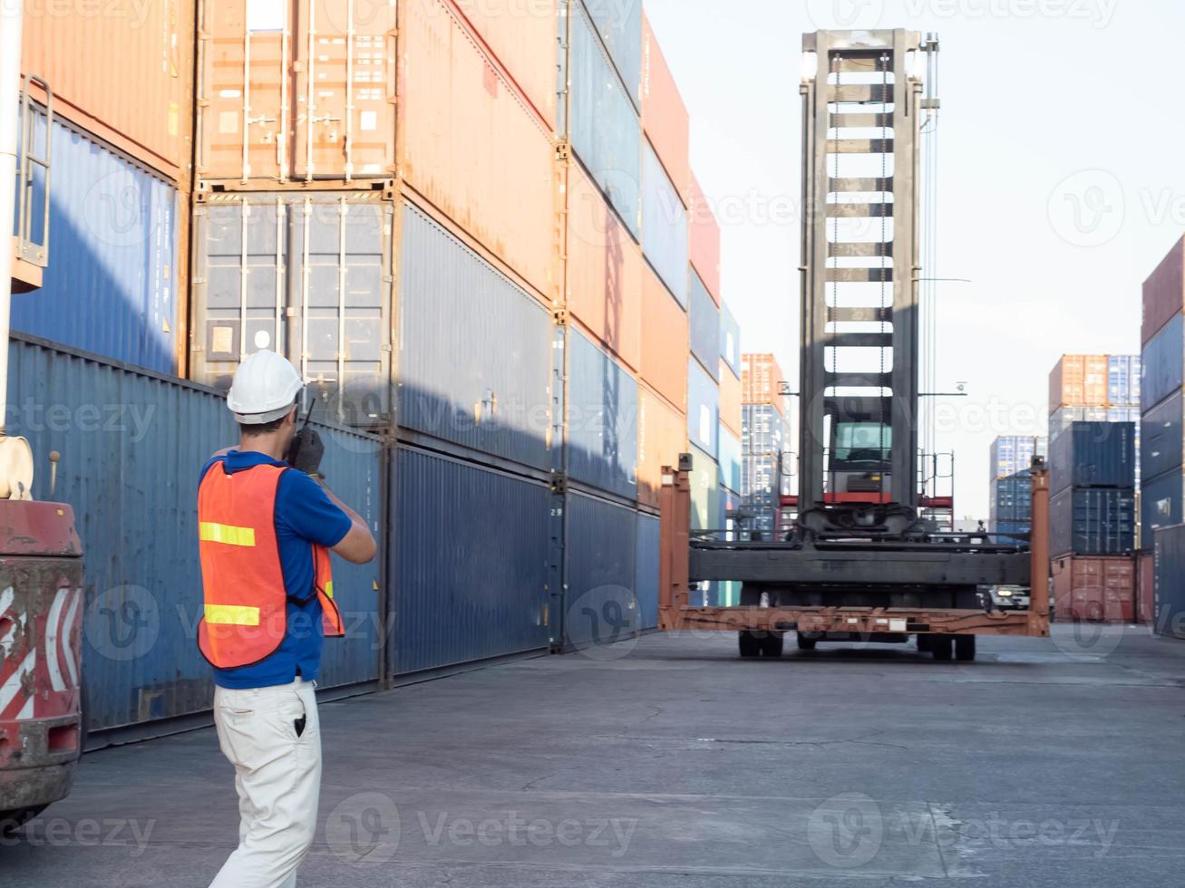 la main d'oeuvre Personnel la personne blanc casque casque sécurité talkie walkie parler discussion parler travail en équipe chariot élévateur récipient importer exportation cargaison Terminal fabrication Douane Stock commercial chauffeur livraison site photo