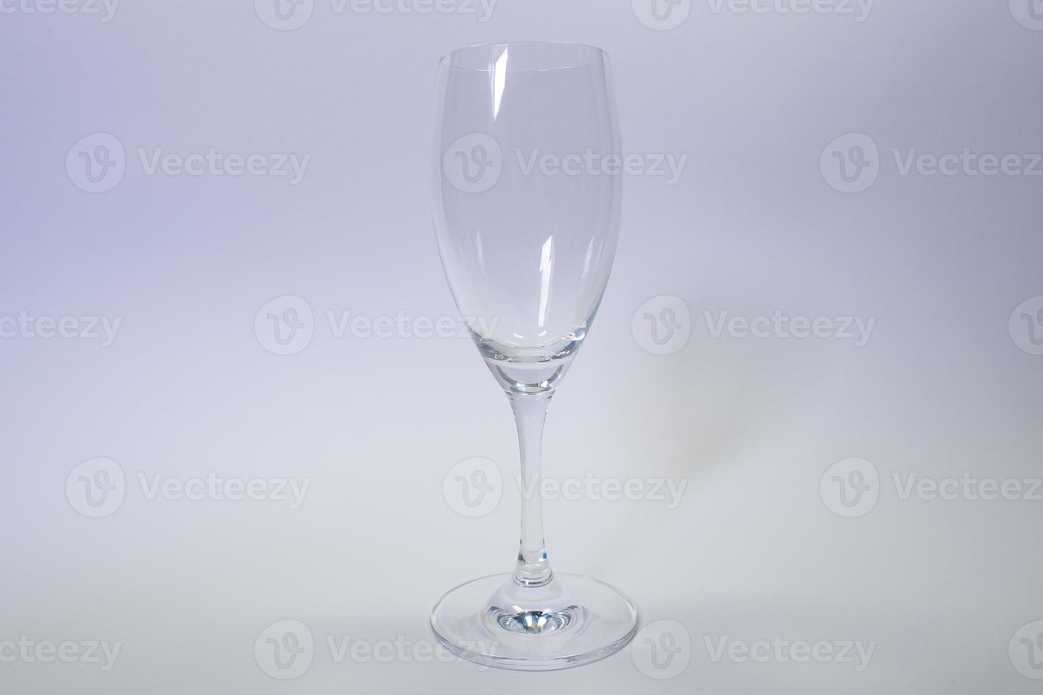 vide du vin verre avec gris Contexte pur de l'alcool agresser boisson photo