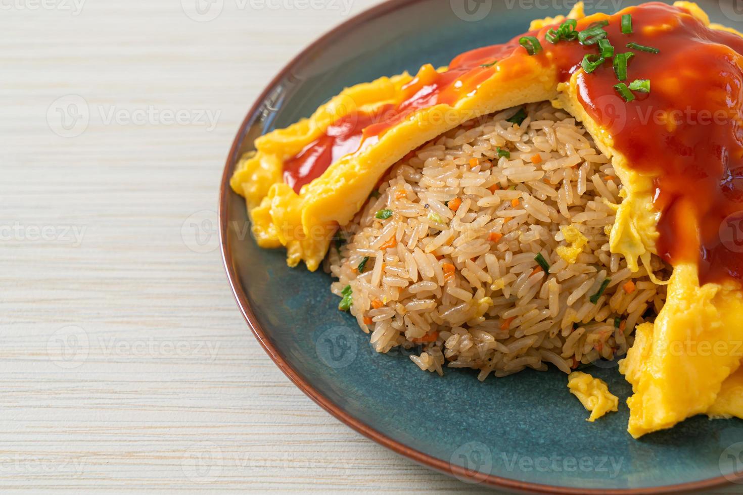 riz frit aromatisé dans un emballage d'omelette photo