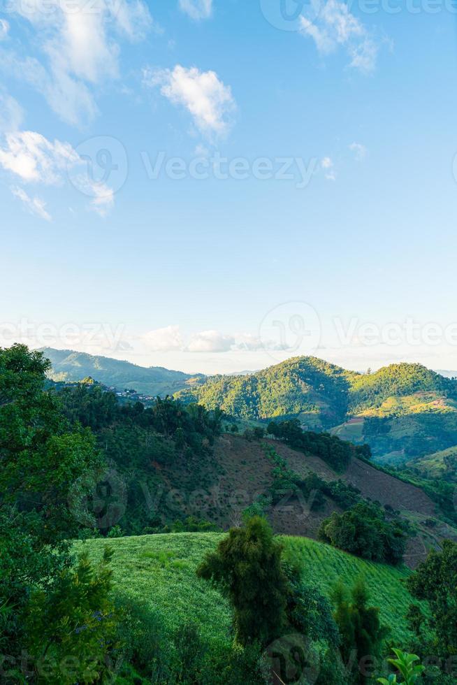 belle colline de montagne avec ciel photo