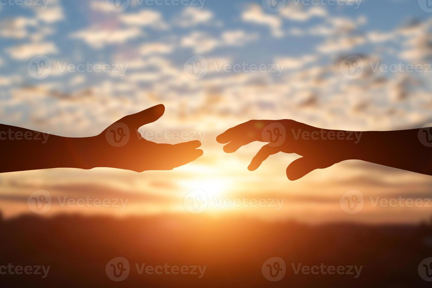 silhouette de atteindre, donnant une portion main, espérer et soutien chaque autre plus de le coucher du soleil Contexte. aider, relation amicale international journée concept. photo