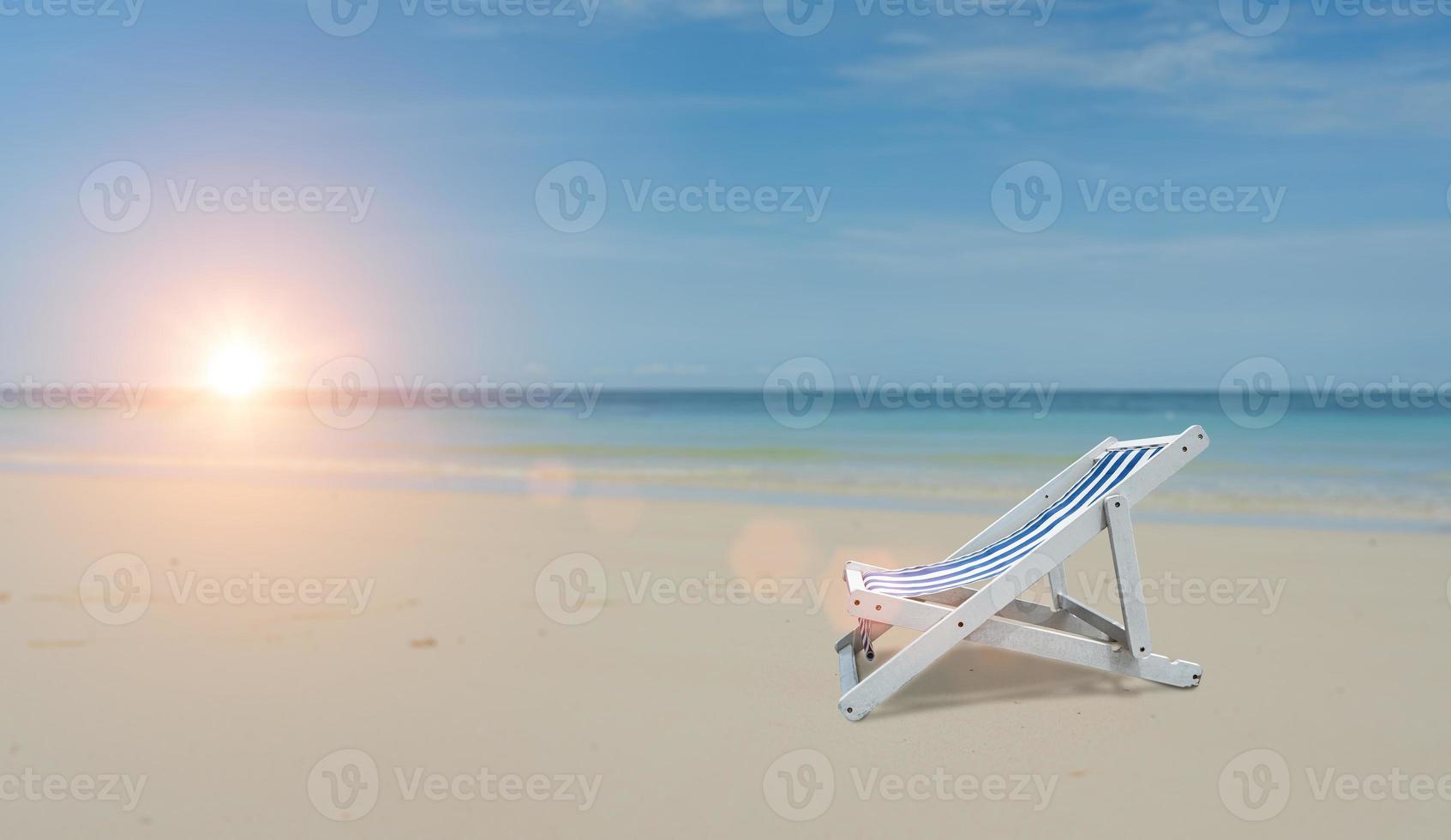 plage chaise sur mer rive sablonneux. plage avec bleu ciel Contexte. été vacances concept. copie espace pour texte photo