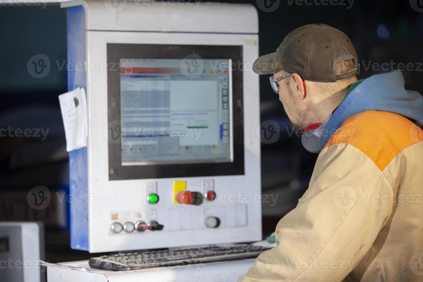 une meubles production ouvrier derrière une programmé machine fait du meubles les pièces. meubles fabrication. photo