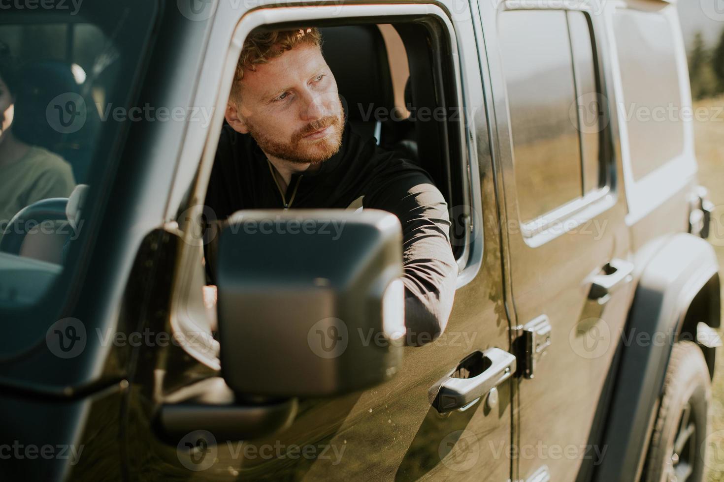 couple s'amusant en roadtrip photo