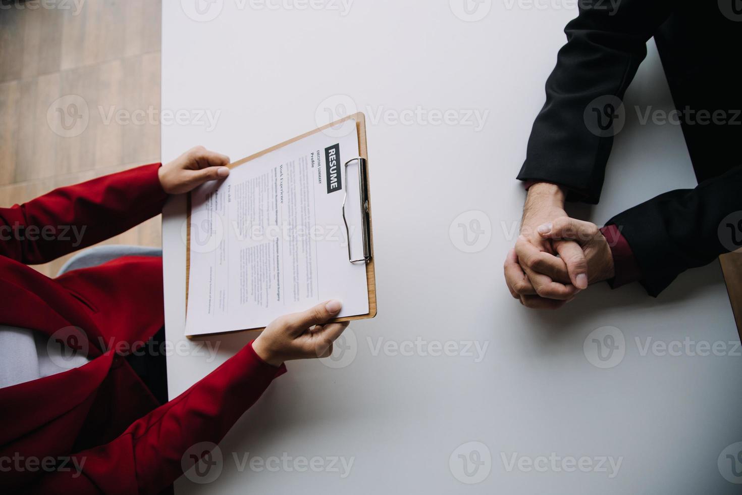 proche en haut vue de emploi entretien dans bureau, concentrer sur reprendre l'écriture conseils, employeur révision bien CV de préparé qualifié demandeur, recruteur considérant application, heure directeur fabrication embauche décision photo