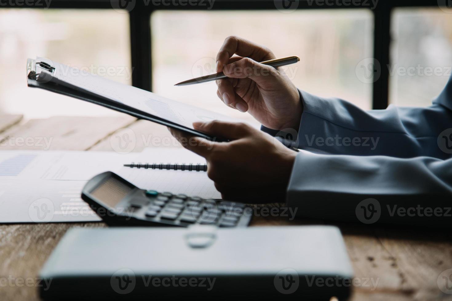 attrayant souriant Jeune asiatique affaires femme travail à Accueil bureau, asiatique femme travail sur portable ordinateur en portant tablette. photo