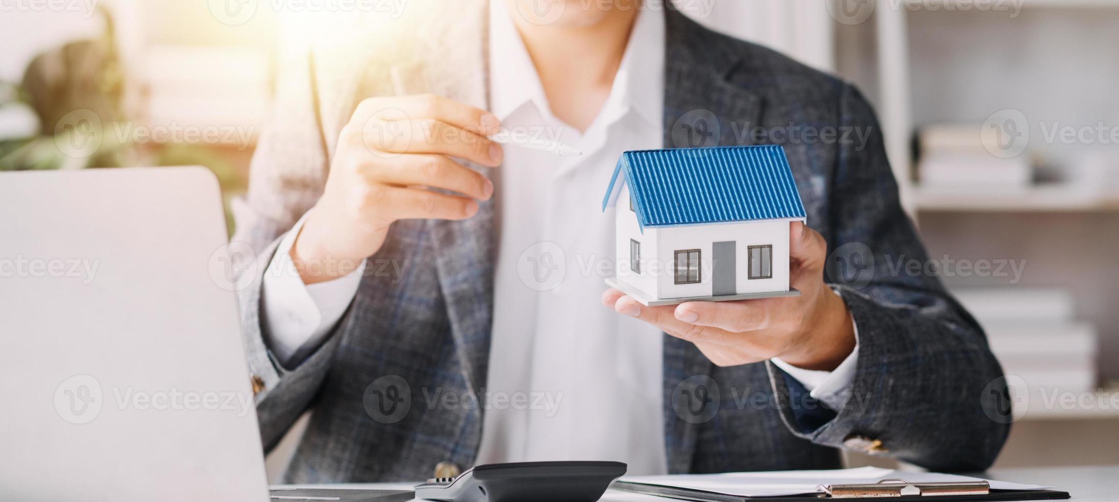 agent de courtage immobilier présentant et consultant le client pour la prise de décision signant un accord de formulaire d'assurance, modèle d'achat et de vente de maison, concernant l'offre de prêt hypothécaire et l'assurance habitation photo