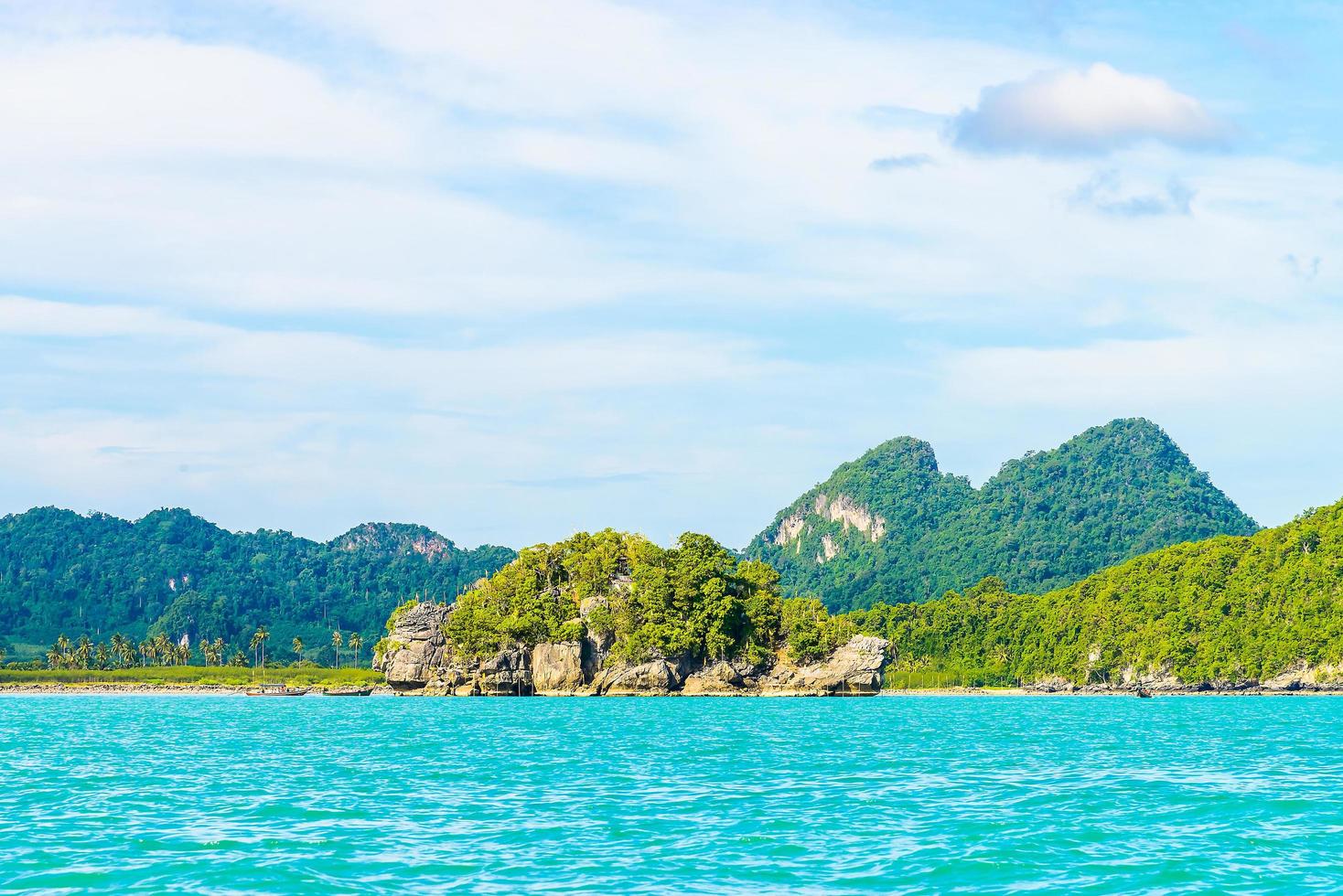 belle île tropicale, plage, mer et océan photo