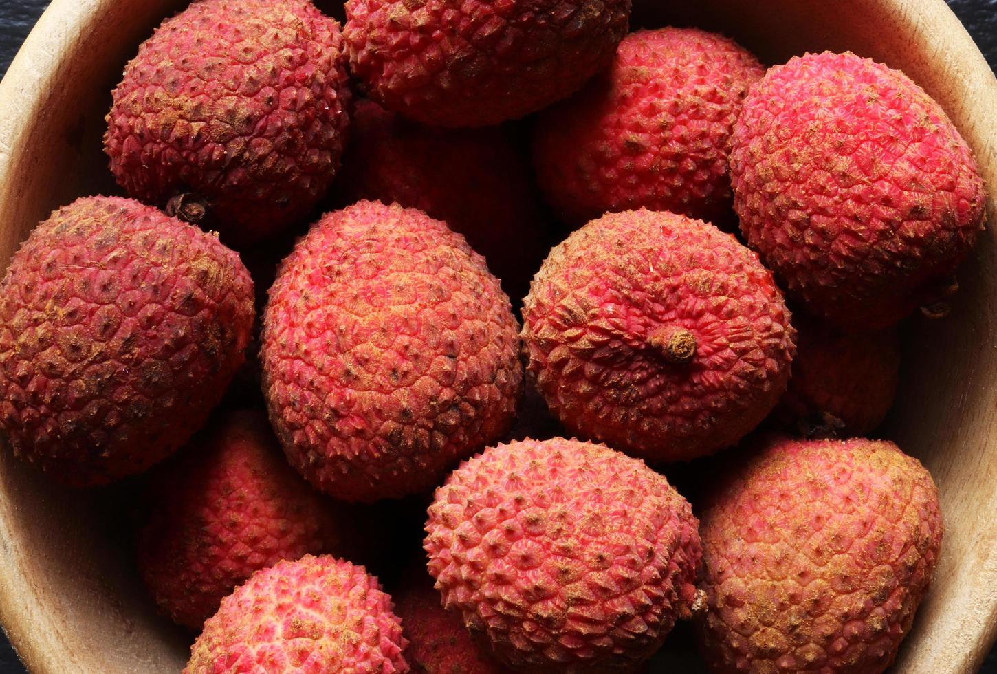 litchis dans un bol en bois photo