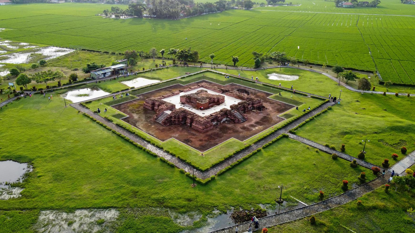 Karawang, Indonésie 2021- vue aérienne de drone du temple de Blandongan à Karawang et entouré d'herbe verte photo