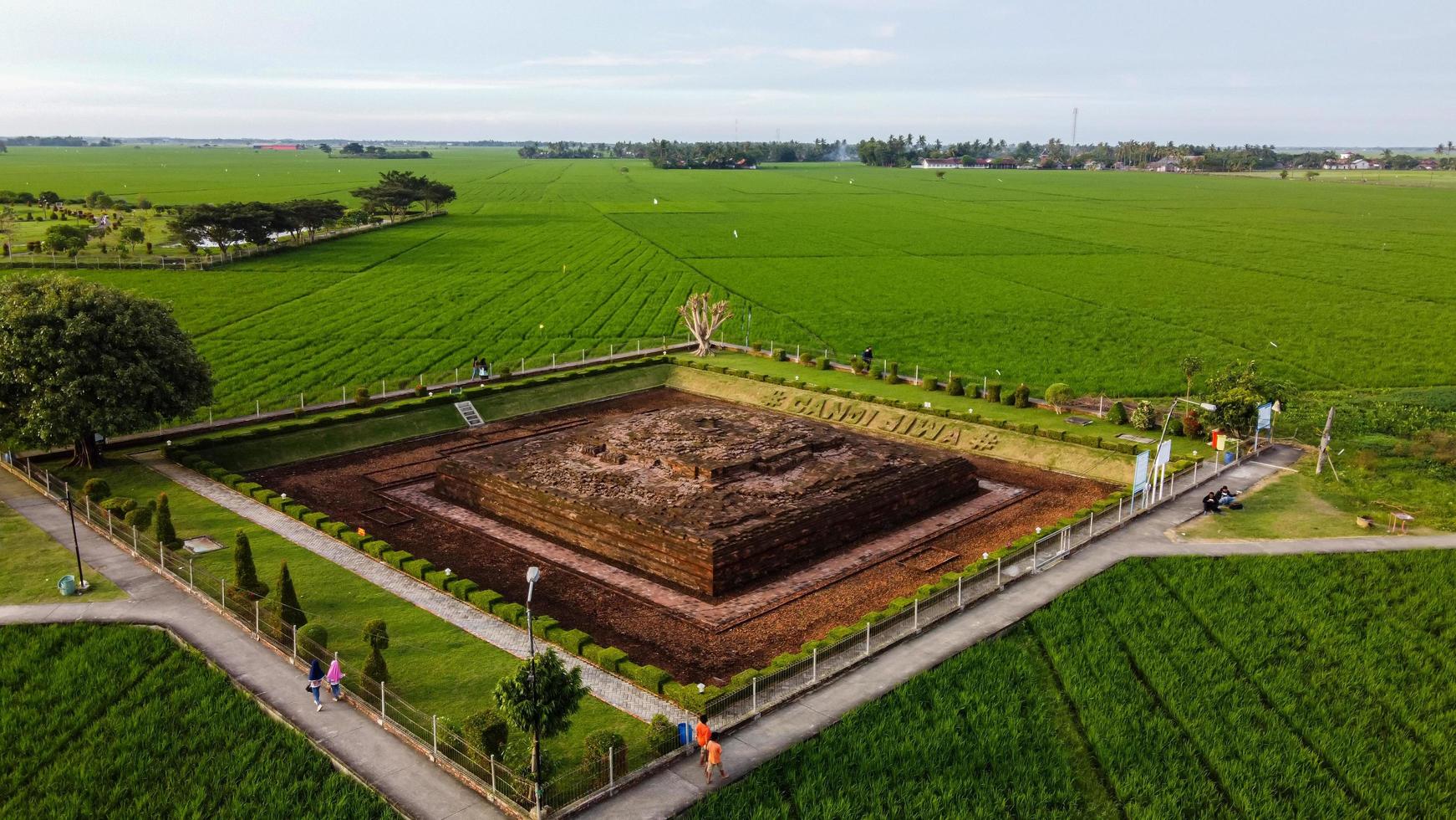 Karawang, Indonésie 2021- vue aérienne de drone du temple de Blandongan à Karawang et entouré d'herbe verte photo