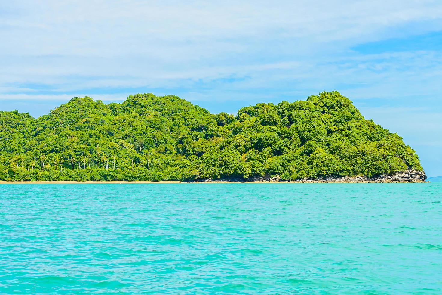 belle île tropicale, plage, mer et océan photo