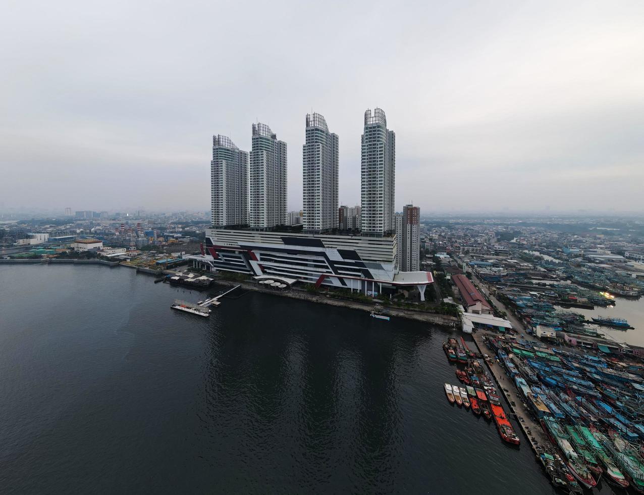 Jakarta, Indonésie 2021- drone aérien vue de la plage de Muara Angke avec des bateaux en bois se penchant à côté de la jetée photo