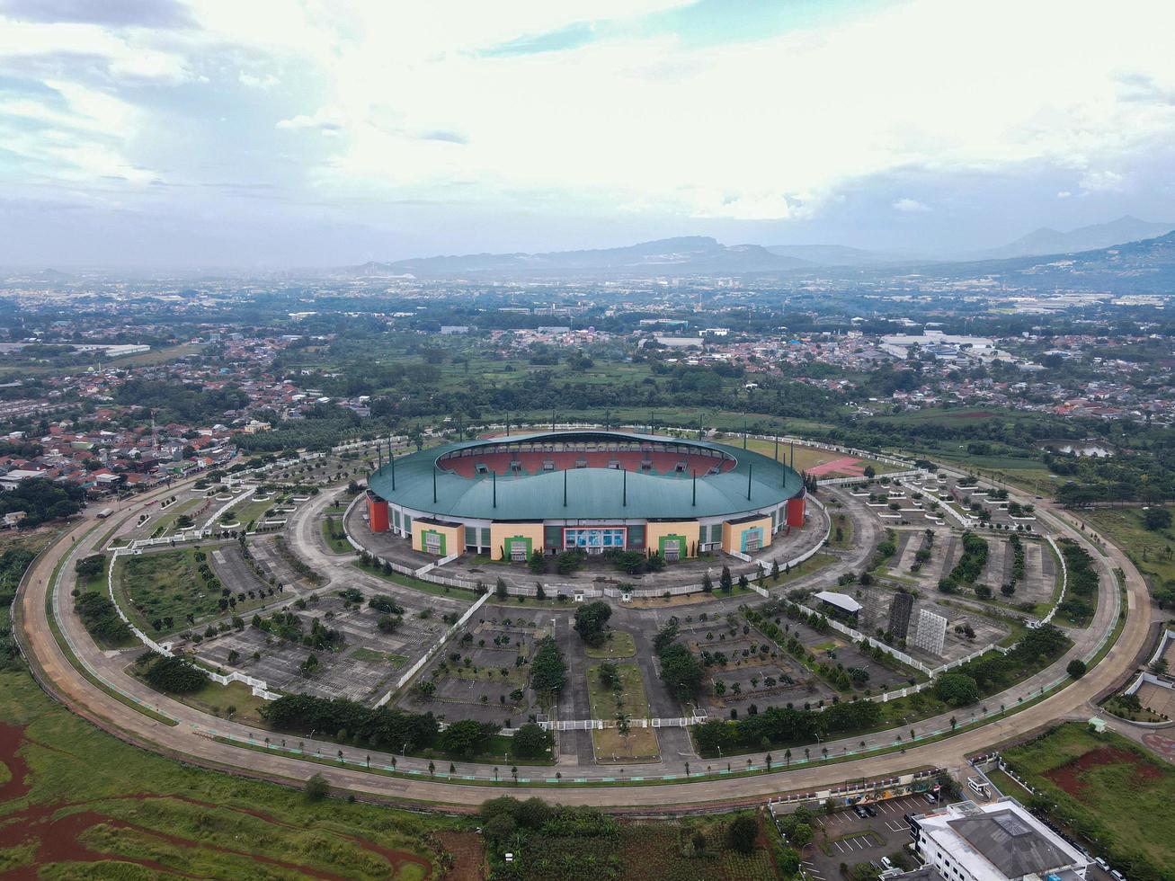 Bogor, Indonésie 2021- vue aérienne du plus grand stade du stade pakansari depuis un drone avec des nuages et le coucher du soleil photo