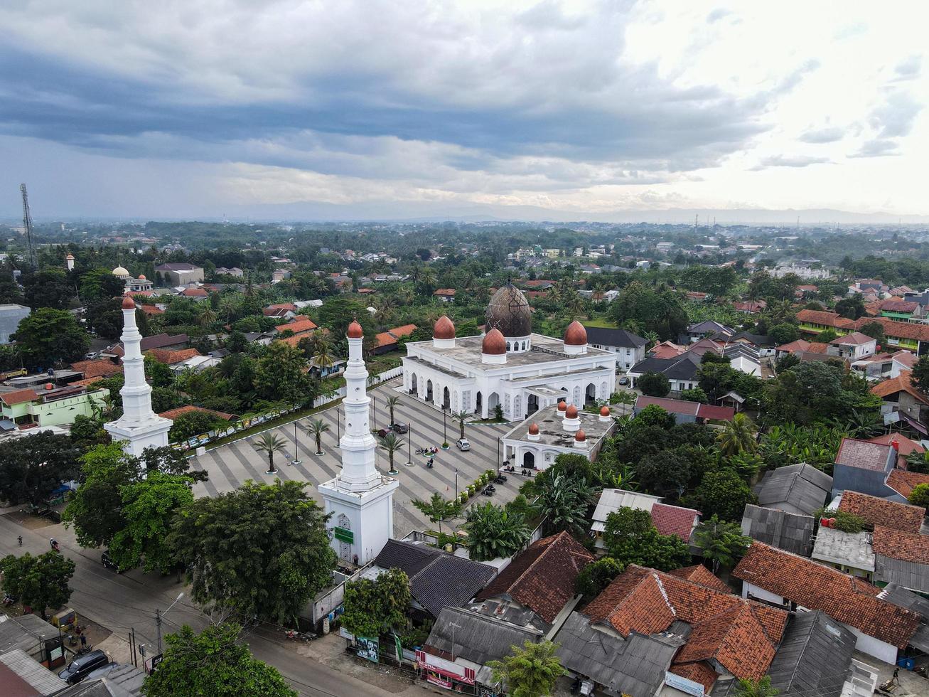 Depok, Indonésie 2021- nurul mustofa center mosquée panorama, vue sur la plus grande mosquée de depok photo