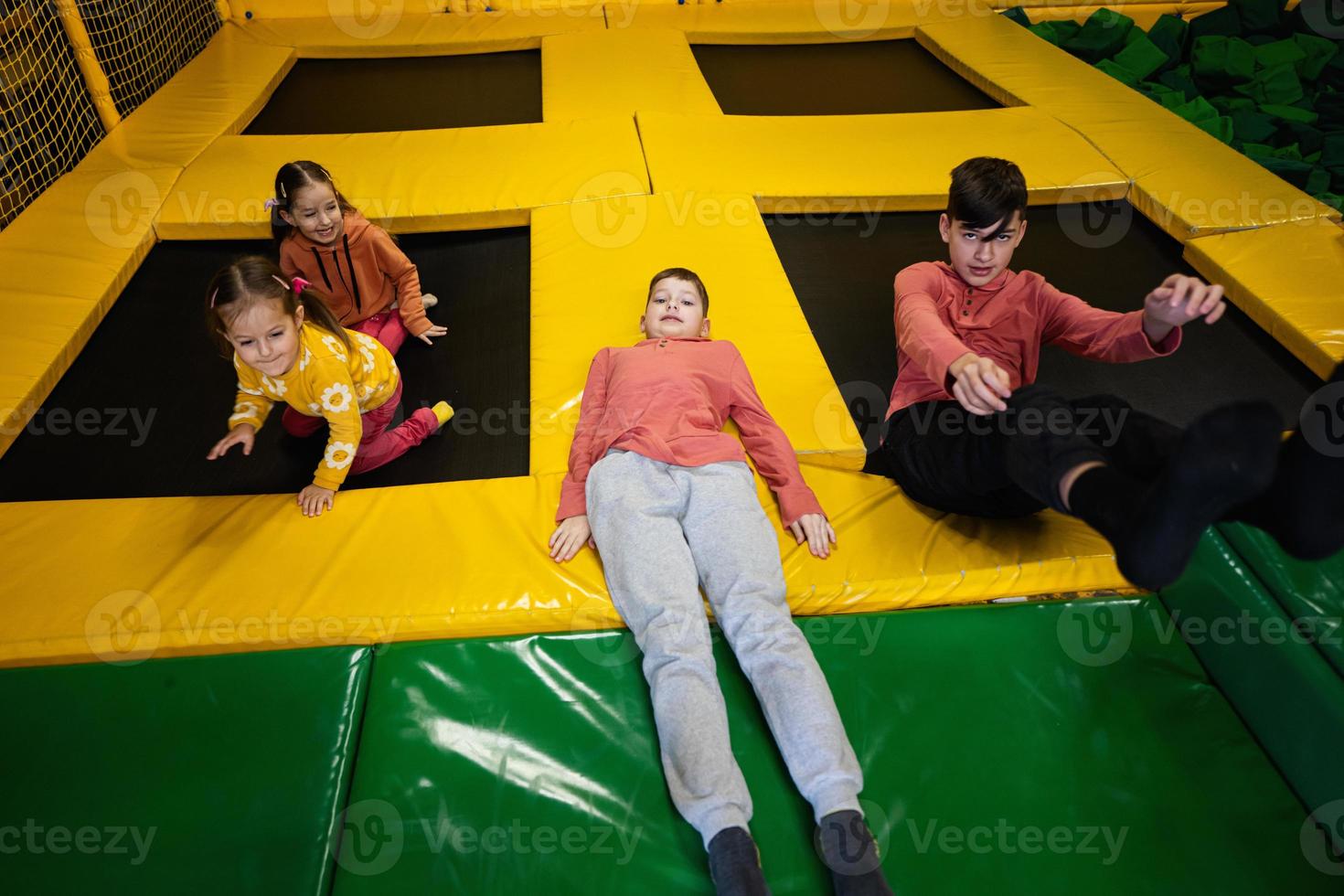 des gamins ensemble à terrain de jeux parc. sœurs et frères dans actif divertissements. photo